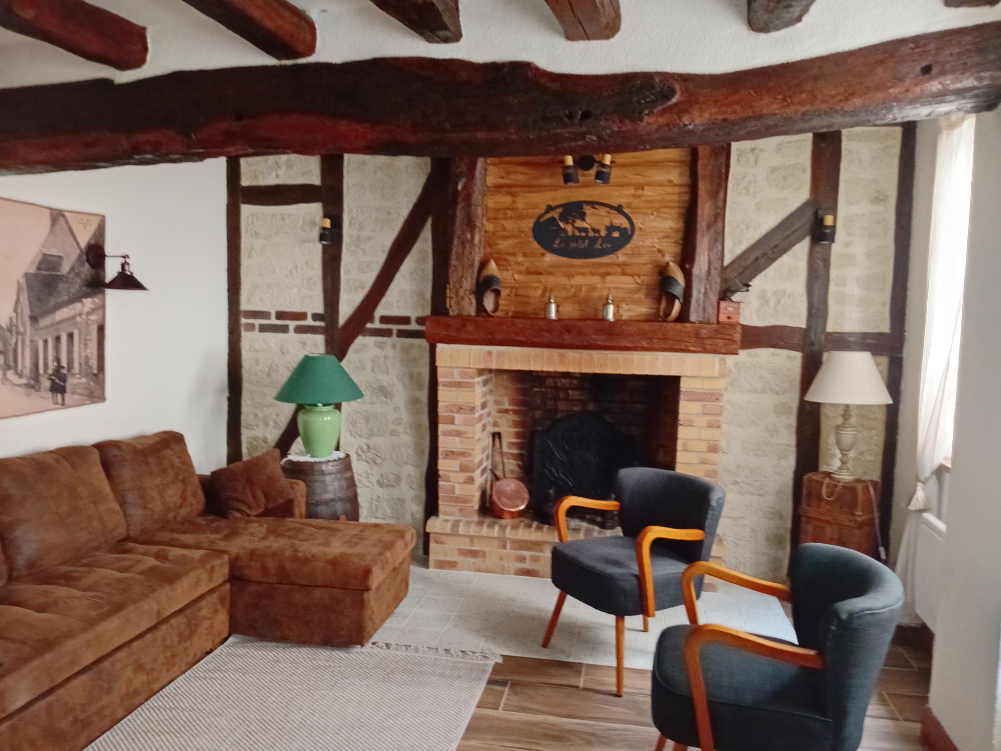 Salon et cheminée du gîte